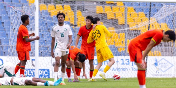 乐鱼体育APP-U19国足土伦杯首败！从未两连胜开局，全场0射门，延续3魔咒
